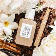 Vanilla Milk 50 ml Eau de Parfum et Vanilla Milk Eau de Parfum en spray voyage sur des coques de cacao avec des fleurs assorties, des gousses de vanille et du bois de santal.