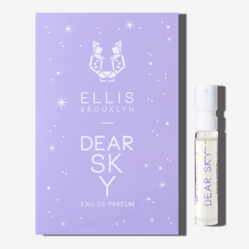 Petit flacon de parfum Dear Sky 1,5 ml à côté de la carte porte-flacon violet Dear Sky Eau de Parfum