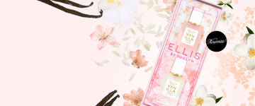 Coffret cadeau « Deux fois mieux » contenant deux flacons miniatures (7,5 ml) d'eau de parfum — Vanilla Salt et Vanilla Rice — présentés dans une boîte rose à motifs floraux dotée d'une fenêtre transparente ; le décor met en scène des fleurs blanches et roses, du riz, du sel rose et des gousses de vanille sur fond blanc, agrémenté d'un cercle noir portant la mention « Nouveau! » en lettres blanches.