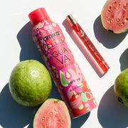 Shampoing sec Amika x Ellis Brooklyn GUAVA GRANITA Perk Up et Eau de Parfum GUAVA GRANITA 10 ml à côté de goyaves tranchées et entières sur fond blanc