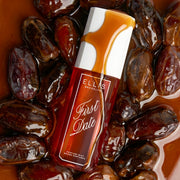 Brume parfumée FIRST DATE 90ml recouverte d’un filet de sirop de dattes, posée sur un tas de dattes et de sirop de dattes