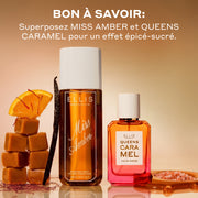 Bouteille de 240 mL de brume parfumée Miss Amber posée à côté d'une bouteille de 50 mL de Queens Caramel eau de parfum entourée de cubes de caramel, de vanille, d'une orange avec des morceaux de safran rouge qui dépassent et de sel rose avec le texte : « BON A SAVOIR : Superposez Miss Amber et Queens Caramel pour un effet épicé-sucré »