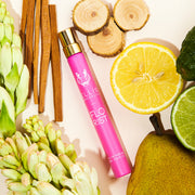 Vaporisateur de voyage Florist 10ml Eau de Parfum sur fond rose pâle avec citron, lime, bois de santal, poire, fleurs et bois de cèdre.