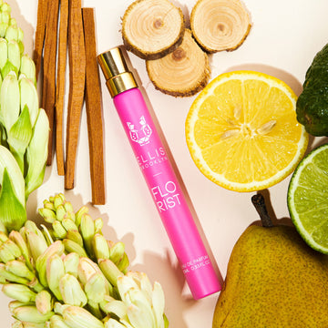 Vaporisateur de voyage Florist 10ml Eau de Parfum sur fond rose pâle avec citron, lime, bois de santal, poire, fleurs et bois de cèdre.