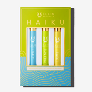 Boîte trio de roll-ons parfumés Haiku Vert, bleu et or montrant le roll-on parfumé Sel 10ml, le roll-on parfumé Fruit du Soleil 10ml et le roll-on parfumé Douceur 10ml, sur fond blanc