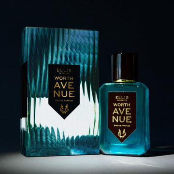 Eau de Parfum Worth Avenue 50ml à côté de la boîte Worth Avenue Eau de Parfum sous les projecteurs, sur fond noir.