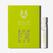 Vial de 1,5 ml de parfum Sun Fruit à côté de la carte support de flacon jaune vert de Sun Fruit Eau de Parfum.
