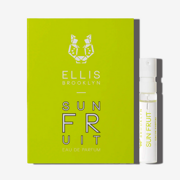 Vial de 1,5 ml de parfum Sun Fruit à côté de la carte support de flacon jaune vert de Sun Fruit Eau de Parfum.