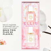Coffret cadeau Ellis Brooklyn Twice as Nice contenant une mini-bouteille de 7,5 mL Vanille Sel et une mini-bouteille de 7,5 mL Vanille Riz, présentées dans un emballage boîte à fenêtre rose à motifs floraux, décoré de fleurs d’orchidée blanches et de gousses de vanille sur fond blanc, avec un texte promotionnel sur le côté gauche du fond qui dit « DEUX FACONS D'APPRECIER LA VANILLE C'EST DEUX FOIS PLUS DE PLAISIR ».