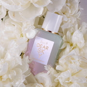Cher Sky 50ml Eau De Parfum entouré de fleurs blanches, sur fond blanc