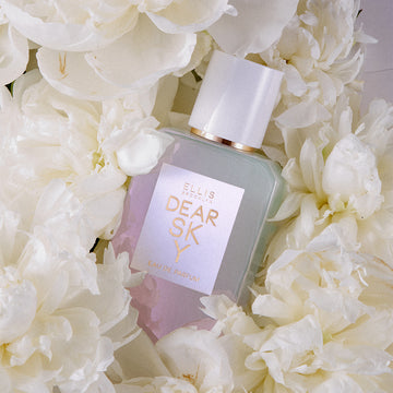 Cher Sky 50ml Eau De Parfum entouré de fleurs blanches, sur fond blanc